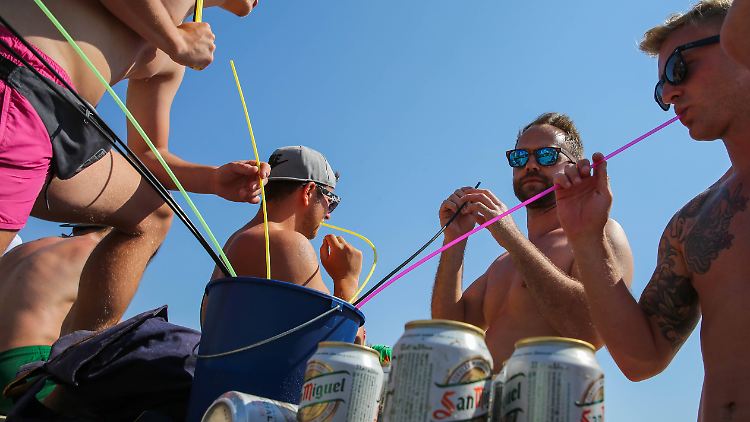 Für viele Beobachter ziemlich peinlich: Sauf-Exzesse am Strand.