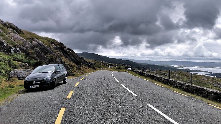 Rechts ranfahren, das macht man in Irland normalerweise nicht.