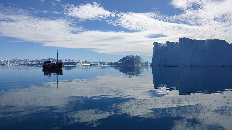 Ein Schiff auf dem Eisfjord Ilulissat in Grönland.