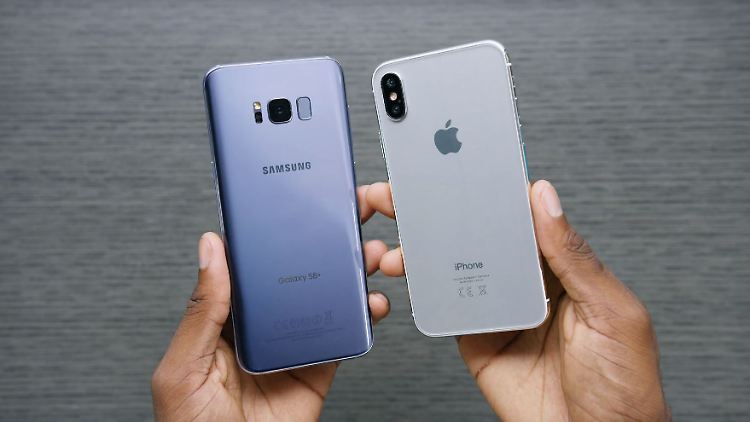 Marques Brownlee hält das (nicht echte) iPhone 8 neben ein echtes Galaxy S8.
