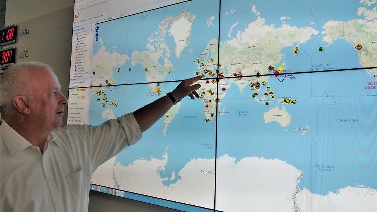 Ulrich Heuer erklärt das "Global Monitoring" im Tui-Krisenzentrum.