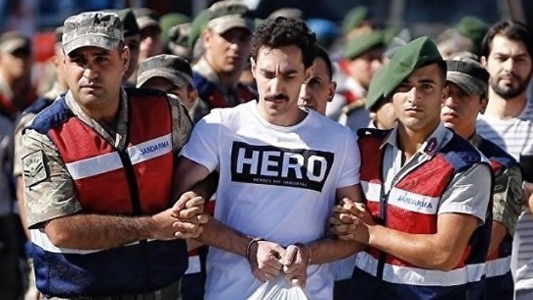 Etliche Bilder Güçlüs mit dem T-Shirt kursieren im Netz.