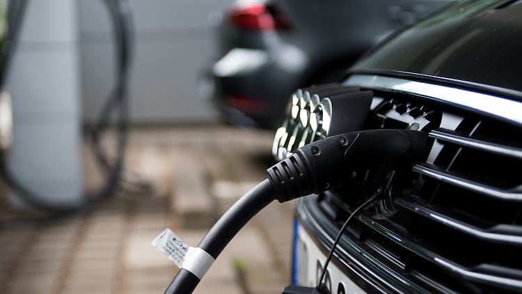Ein Hybrid-Audi beim Aufladen an der E-Tankstelle