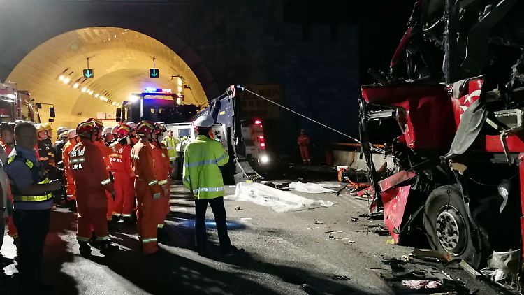 Der Bus prallte in einem Tunnel gegen eine Wand.