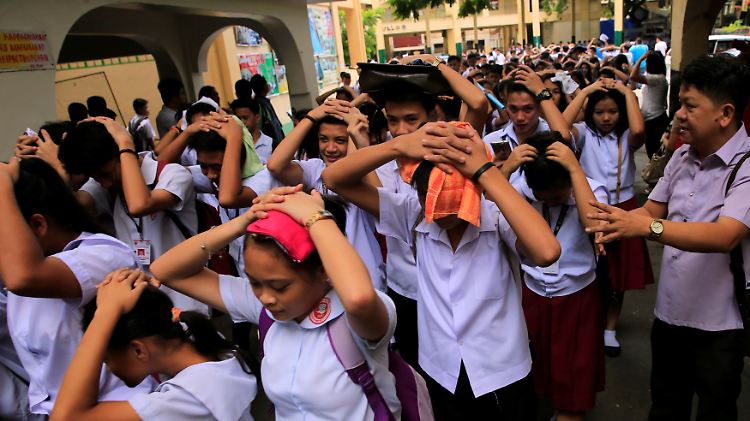 Menschen werden in Manila aus einem Gebäude evakuiert. In der Hauptstadt waren Erschütterungen der Stärke 4 zu spüren.