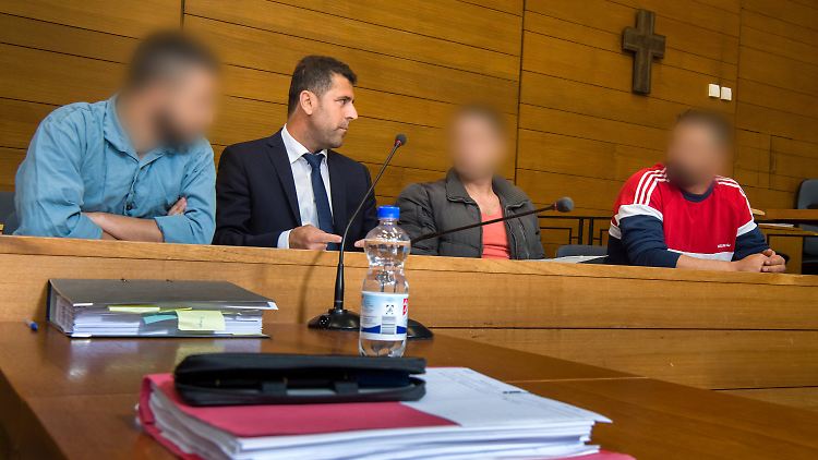 Zwei der Angeklagten sollen Mitglieder einer syrischen Schleuserbande und einer ihr Helfer gewesen sein.