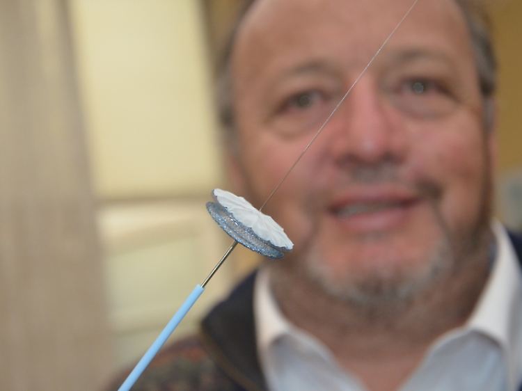Der Kardiologe und Erfinder Franz Freudenthal mit einem Implantat. Er hat sich das Patent für die Herzimplantate gesichert, die auch in Europa Leben retten.