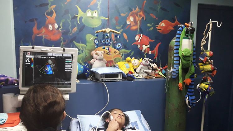 Die sechsjährige Luciana Laguna Terrazas bei einer Kontrolluntersuchung im Kardiozentrum in La Paz. Mithilfe eines hier hergestellten Implantats konnte ihr Herzfehler behandelt werden.
