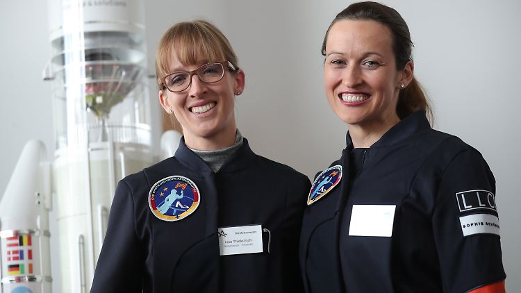 Die Gewinnerinnen des Wettbewerbs "Die Astronautin" Insa Thiele-Eich (l.) und Nicola Baumann.