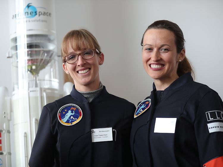Die Gewinnerinnen des Wettbewerbs "Die Astronautin", Insa Thiele-Eich (l.) und Nicola Baumann.