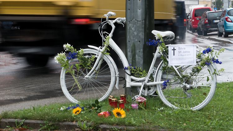 Ein weißes "Geisterrad" steht an einer Straßenkreuzung in München. Hier verstarb Silvia Andersen nach einem Verkehrsunfall.
