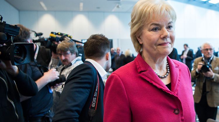Erika Steinbach zog 1990 erstmals für die CDU in den Bundestag ein. Zwischen 1998 und 2014 war sie Präsidentin des Bundes der Vertriebenen. 2017 trat sie aus Protest gegen die Flüchtlingspolitik der Kanzlerin aus der CDU aus und ist seitdem fraktionslose Abgeordnete.