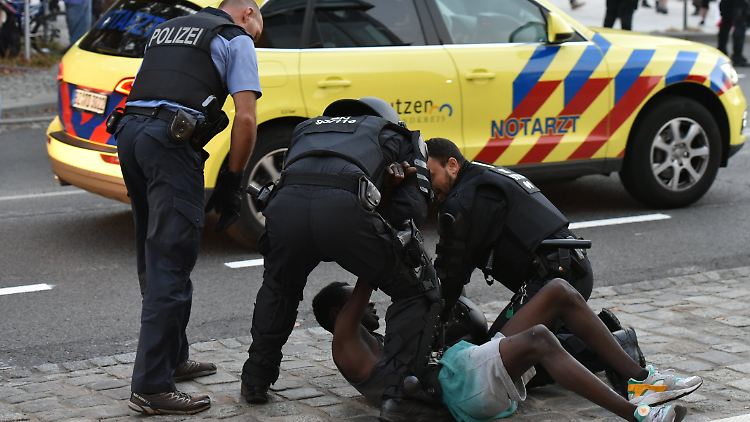 Polizisten nehmen den Libyer im Rahmen der gewaltätigen Auseinandersetzungen auf dem Bautzener Kornmarkt fest.