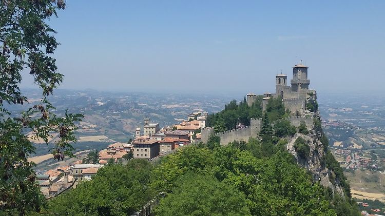 Die gleichnamige Hauptstadt von San Marino befindet sich auf dem Monte Titano.