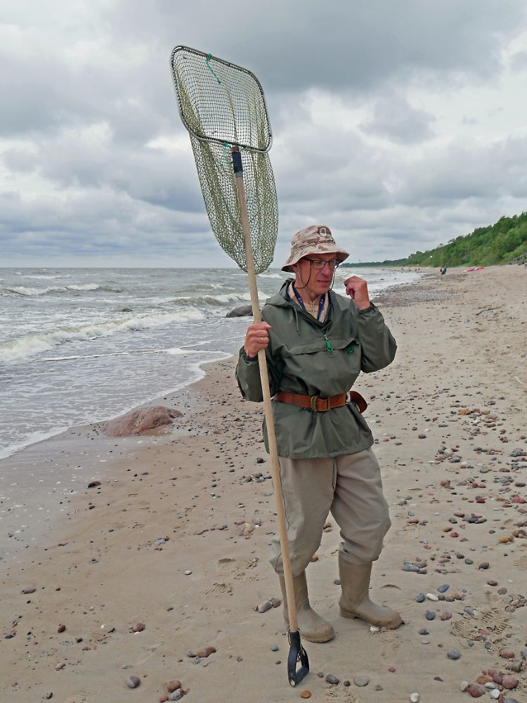 Hobby-Bernsteinfischer und Sightseeinguide Igoris Osnac stürzt sich oft in die Ostsee.
