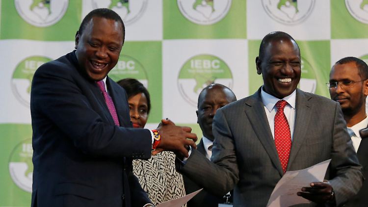 Präsident Uhuru Kenyatta (l.) und sein Stellvertreter William Ruto freuen sich über ihren Wahlsieg.