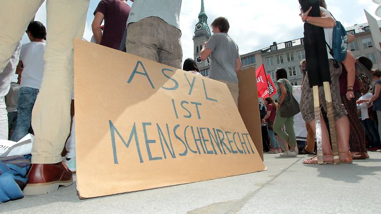 Menschen protestieren für das Recht auf Asyl - dabei dauert das eigentliche Verfahren oft länger als angedacht. 