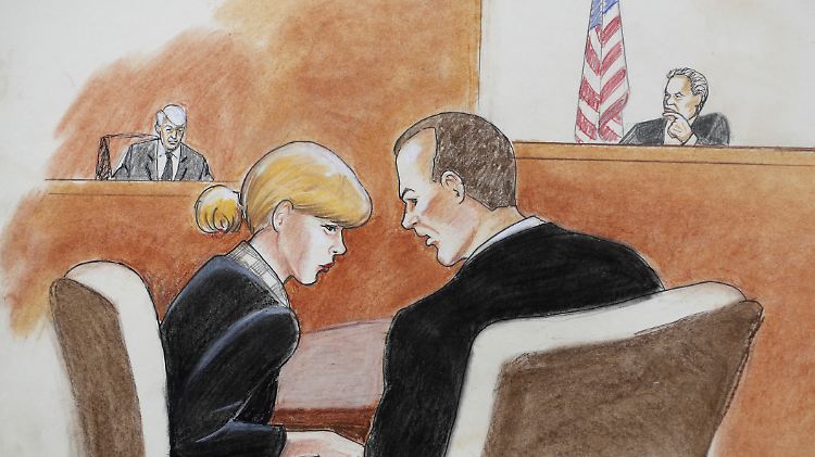 Taylor Swift vor Gericht im Gespräch mit ihrem Anwalt. Hinten links ist David Mueller zu sehen.