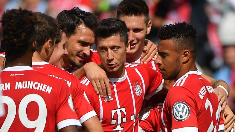 Tor Nummer eins in Chemnitz: Münchens Robert Lewandowski lässt sich von den Kollegen feiern.