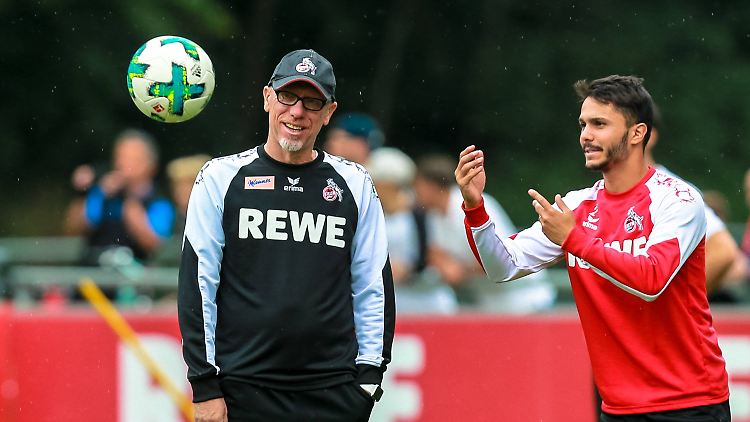 Sieh' an, ein Ball: Trainer Peter Stöger und Leonardo Bittencourt.