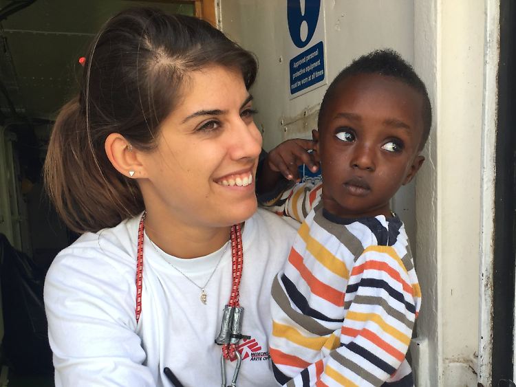 Alice Gautreau betreut Frauen, Mädchen und Kinder, die aus dem Mittelmeer gerettet wurden.
