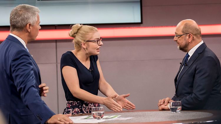 Die aufgebrachte Altenpflegerin Andrea Hänsch diskutiert mit SPD-Kanzlerkandidat Martin Schulz.