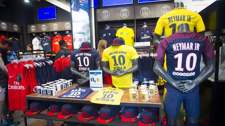 Neymar hat Paris fest im Griff - auch wenn sein Debüt noch aussteht.