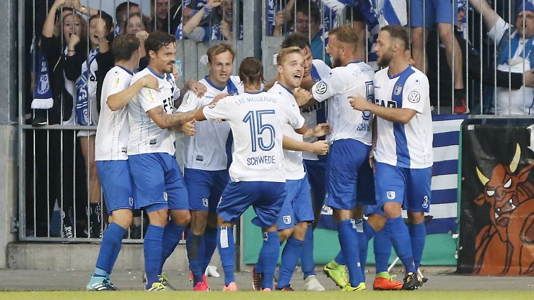 Jubel, Trubel, Heiterkeit: Magdeburg feiert Christian Beck und sein Tor zum 1:0.
