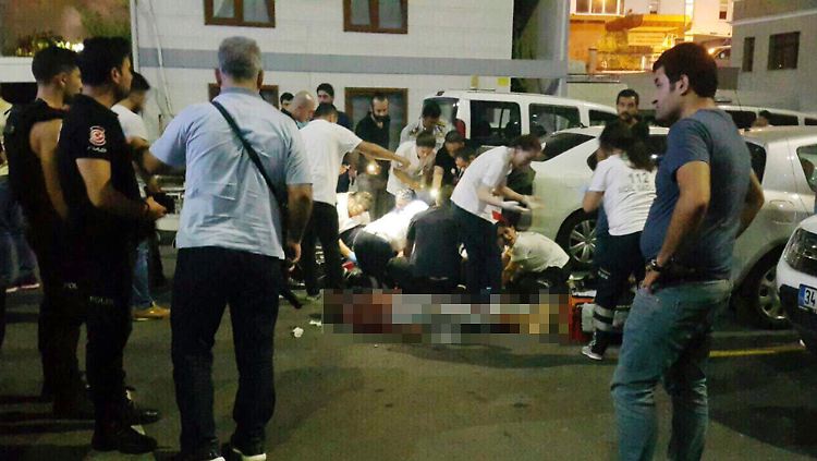 Polizisten stehen am Ort der Attacke vor einer Istanbuler Polizeiwache.