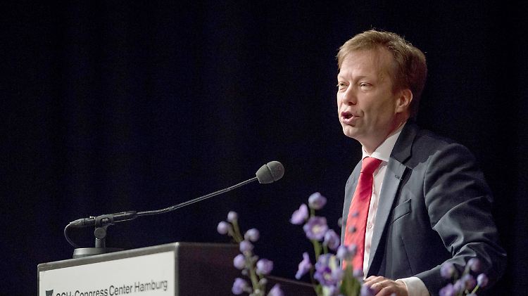 Der Vorsitzende des Bundes Deutscher Verwaltungsrichter, Robert Seegmüller, fordert mehr Personal, um die Flut an Asylanträgen zu bewältigen.
