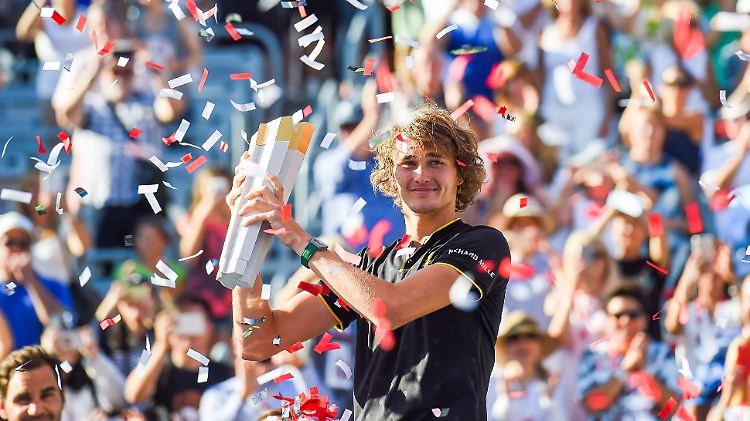 Alexander Zverev genießt seinen Sieg gegen sein Kindheitsidol Roger Federer.