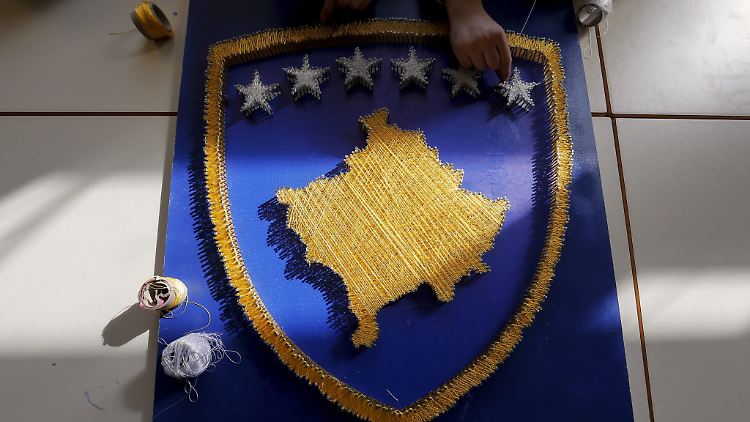 Schüler basteln die Flagge des Kosovos.