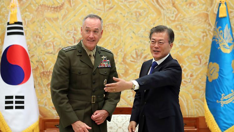Südkoreas Präsident Moon (r.) empfängt US-Generalstabschef Dunford.