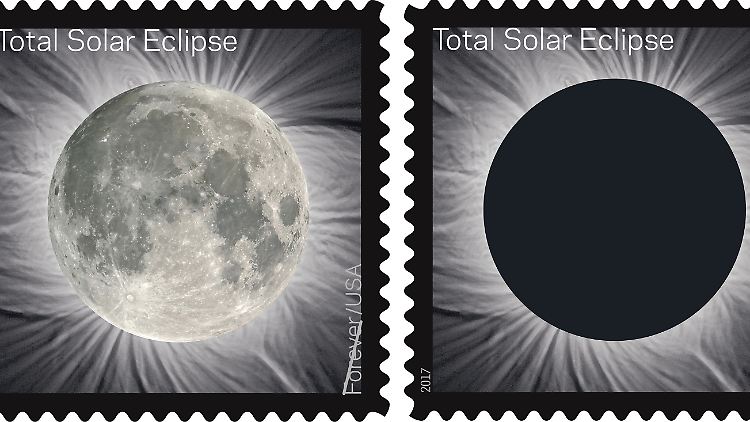 Sonderedition einer Briefmarke zur Sonnenfinsternis am 21. August 2017 in den USA. Die vom U.S. Postal Service herausgegebene sogenannte "Total Solar Eclipse Forever" ändert ihr Aussehen. Berührt man die auf der Marke abgebildete verdunkelte Sonne (r), erscheint stattdessen ein Bild des Mondes