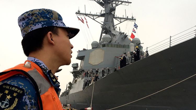 Ein chinesischer Marineangehöriger blickt auf die USS Stethem: Die Drohgebärden der USA bringen China in die Bredouille.