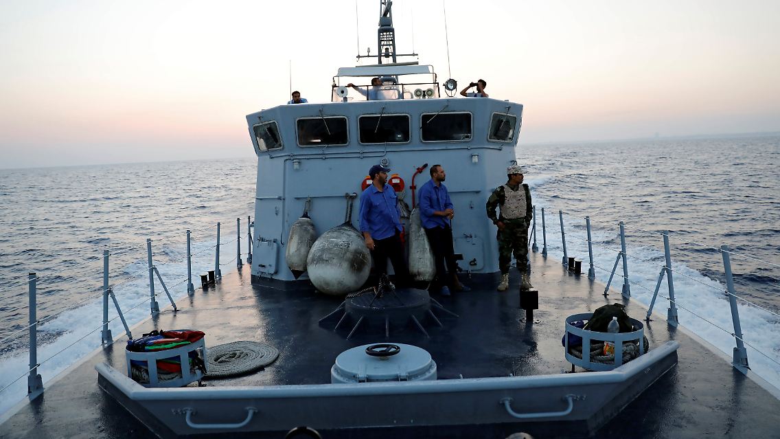 Ein Schiff der libyschen Küstenwache fährt vor der Küste Patrouille.