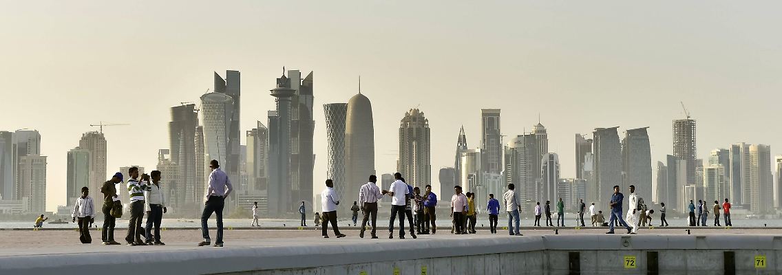 Sykline von Katars Hauptstadt Doha: Saudi-Arabien, die Vereinigten Arabischen Emirate, Bahrain und Ägypten hatten am 5. Juni 2017 die Blockade über Katar verhängt und die diplomatischen Beziehungen abgebrochen. Die Blockadestaaten warfen Katar die Unterstützung von Terror sowie zu große Nähe zum Iran vor.