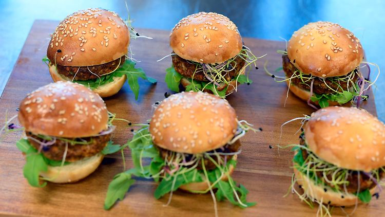 Insekten-Burger stehen in Zürich zur Verkostung bereit.
