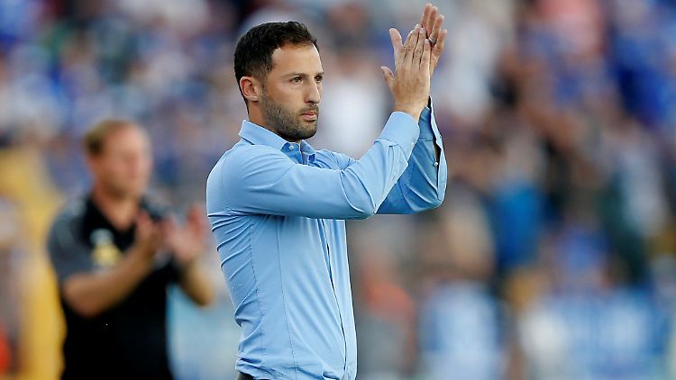 Schalkes neuer Coach Domenico Tedesco freut sich über den ersten Sieg. 