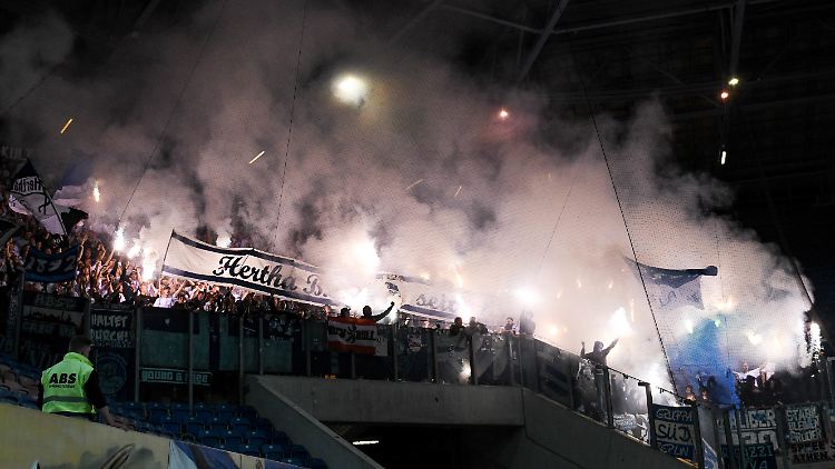 Hansa-Hertha: Spielunterbrechung geht auf das Konto der Hertha-Fans, die Pyrotechnik abgebrannt haben.
