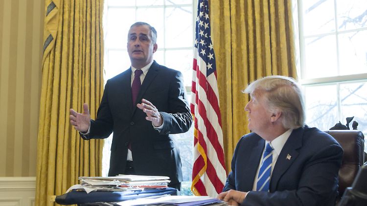Der Vorstandschef von Intel, Brian Krzanich (l., im Februar 2017), erklärt in einem Blogpost seine Gründe für einen Rückzug aus dem Beratergremium.