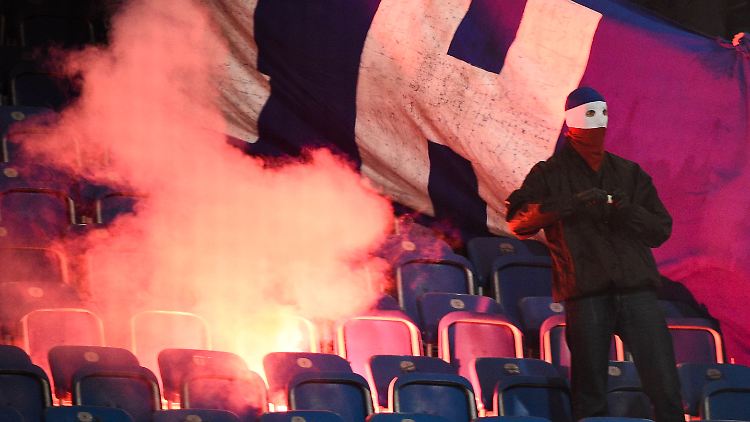 Einige Hansa-Anhänger setzen das gestohlene Hertha-Banner in Brand - der Moment der Eskalation.