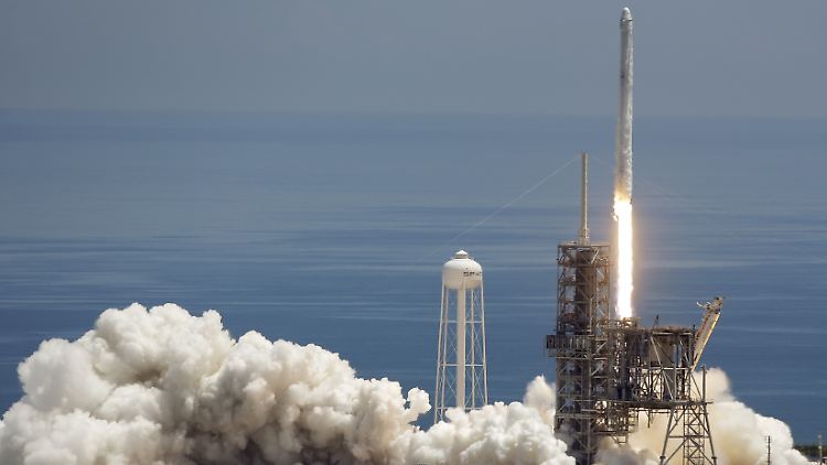Der "Dragon" startet mit der "Falcon 9"-Rakete vom Weltraumbahnhof Cape Canaveral zur Raumstation ISS.