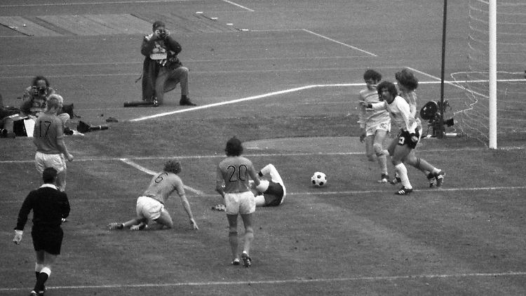 Die "wunderbare" Einlage des Frankfurters Bernd Hölzenbein im WM-Finale 1974.