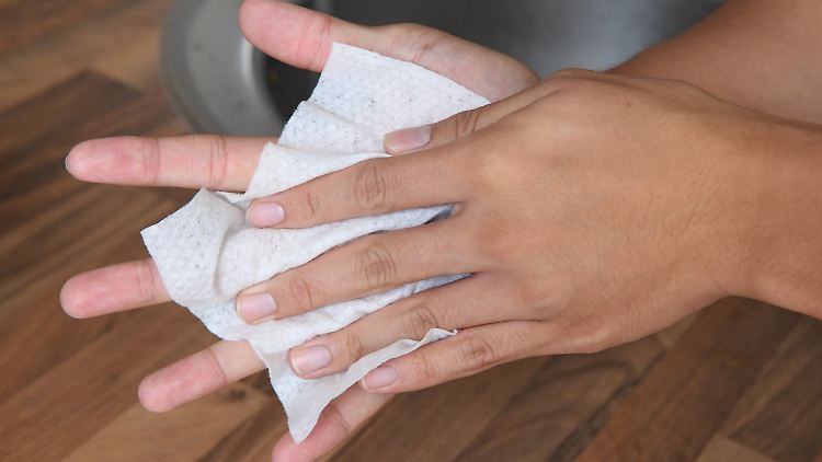 Tücher, Sprays oder Gel: Händedesinfektionsmittel sind in verschiedenen Varianten beliebt.