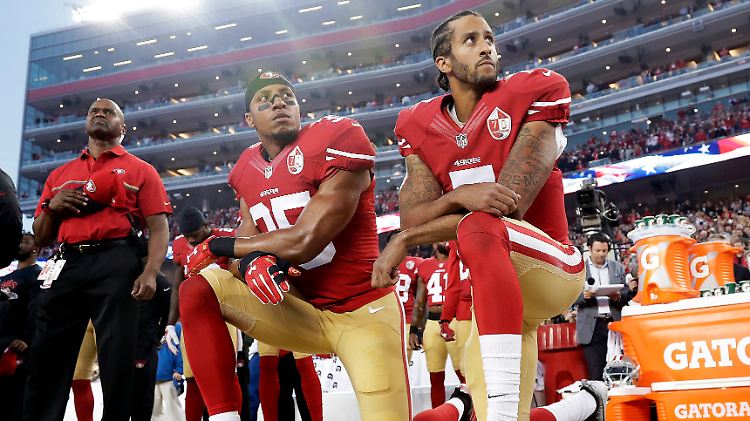 Colin Kaepernick (r.) sorgte mit seinem Protest für sehr unterschiedlichen Reaktionen.