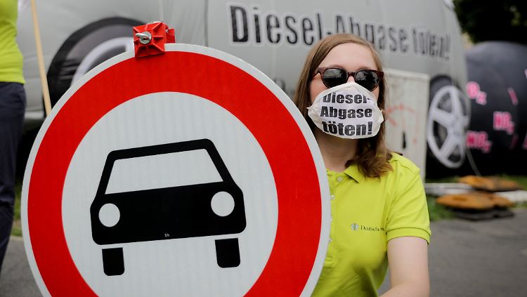 Aktivisten protestieren während des Diesel-Gipfels Anfang August gegen Luftverschmutzung durch Diesel-Fahrzeuge.