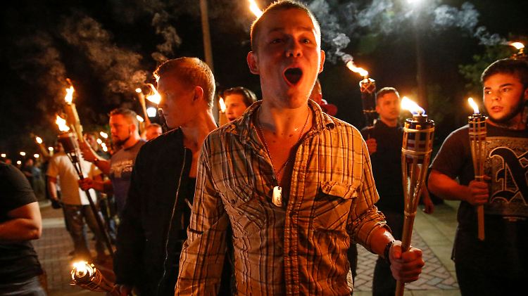 Nationalisten und Rechtsextremisten marschierten mit Fackeln über den Campus der University of Virginia in Charlottesville.
