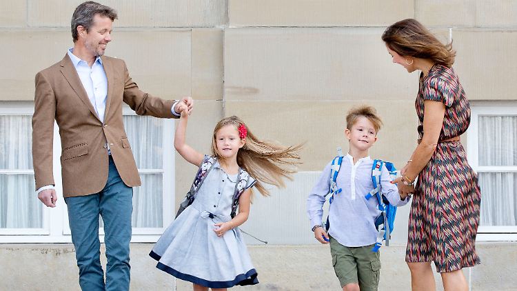 Kronprinz Frederik und Kronprinzessin Mary bringen ihre jüngsten Kinder zum ersten Mal in die Schule.
