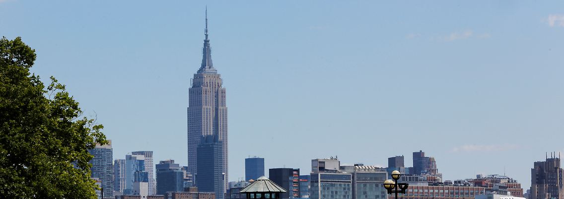 Symbol US-amerikanischer Wirtschaftskraft: Das Empire-State-Building in Manhattan, hier aufgenommen vom "Pier A"-Park auf der anderen Seite des Hudson.
